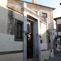 Αρχοντικό Άννας Καλούδη – Κουγιουμτζόγλου. Η είσοδος από την οδό Ορφέως.