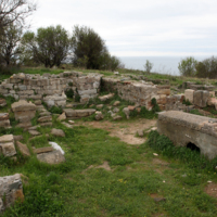 Σαρκοφάγοι στον Επισκοπικό Ναό.